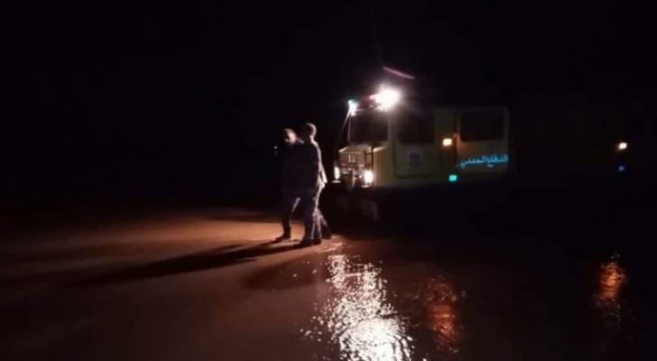 انقاذ (16) شخصا حاصرتهم مياه الأمطار في محافظة الطفيلة