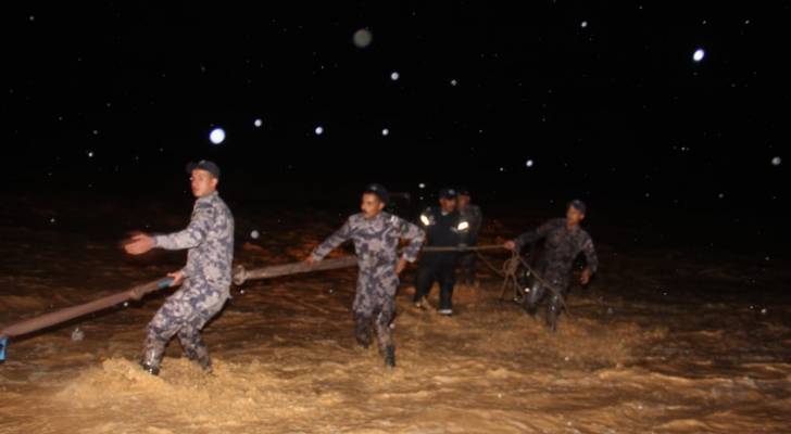 بالصور.. الدفاع المدني ينقذ 4 حاصرتهم مياه الأمطار في منطقة جرف الدراويش
