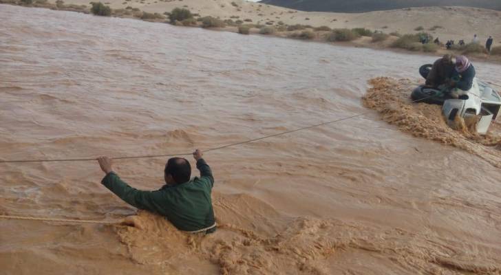 انقاذ 4 أشخاص من جنسية عربية حاصرتهم المياه في وادي الأزرق.. فيديو وصور