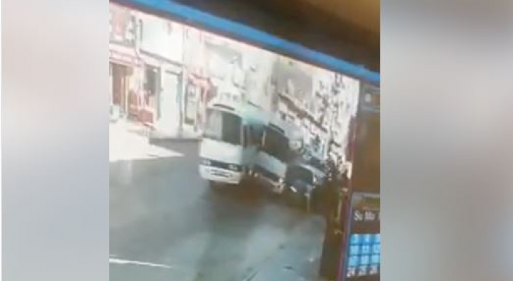 سائقا باصي كوستر يعرضون أرواح المواطنين الى الخطر