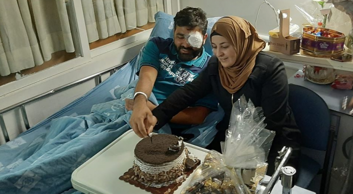 الصحفي العمارنة يحتفل بعيد زواجه على سرير الشفاء