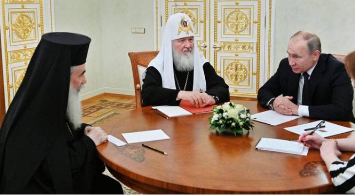 الرئيس الروسي يلتقي البطريرك ثيوفيلوس ويدعم جهوده في حماية العقارات الأرثوذكسية