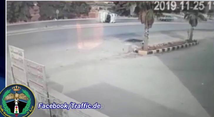 بالفيديو .. اصابة شخص بتدهور مركبة شحن في الجويدة