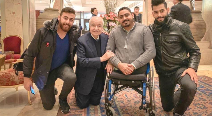 صورة لطلال أبو غزالة والمصور الفلسطيني مؤمن قريقع