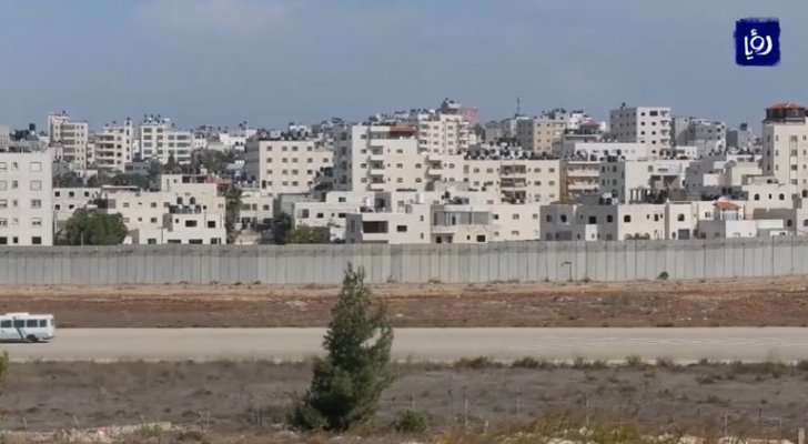 الاحتلال يواصل مخطط تهويد القدس وعزلها عن محيطها
