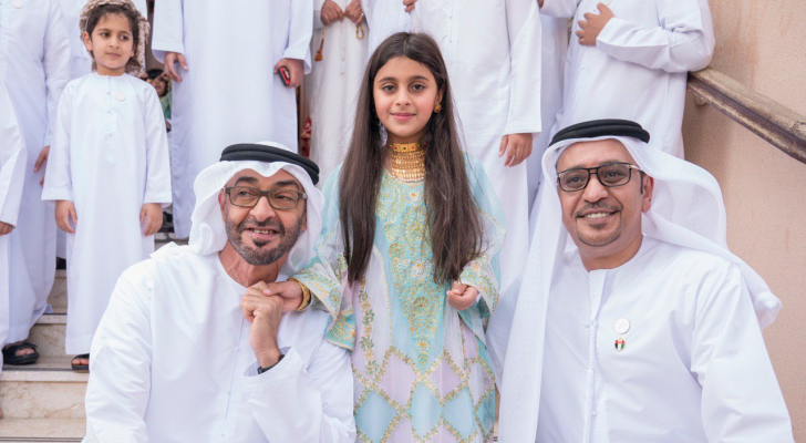 محمد بن زايد يزور عائلة الطفلة عائشة المزروعي