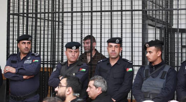 شاهد بالفيديو.. المستوطن الصهيوني كونستانتين كوتوف داخل قفص الاتهام في محكمة أمن الدولة