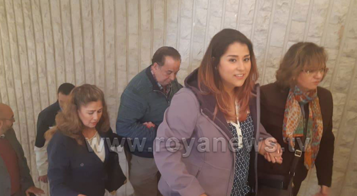 السياح الذين أصيبوا بحادثة الطعن في جرش يحضرون جلسة النواب