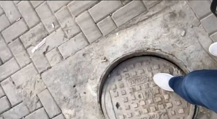 نشطاء: مابين حفرة ومنهل هنالك ارواح تُزهق في عمان.. فيديو