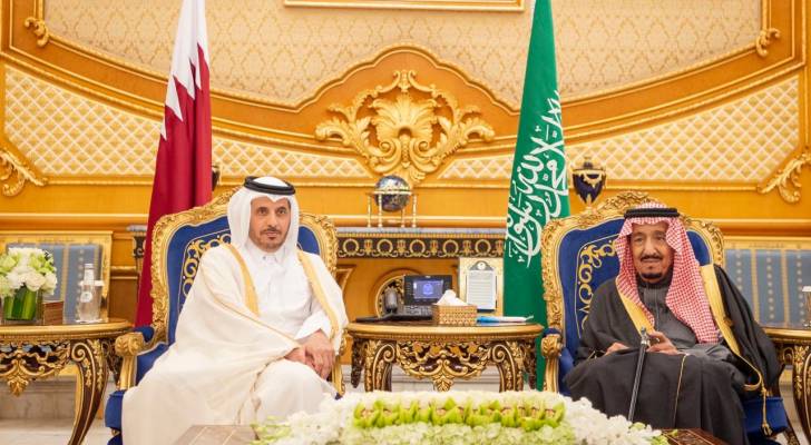 استقبال حار من الملك سلمان لرئيس وزراء قطر في قمة مجلس التعاون - فيديو