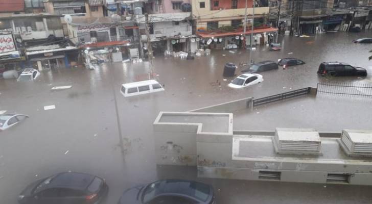 الأمطار الغزيرة تحول الشوارع في لبنان إلى أنهار - فيديو