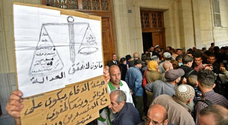 أحكام قاسية منتظرة الثلاثاء بحق مسؤولين جزائريين متهمين بالفساد