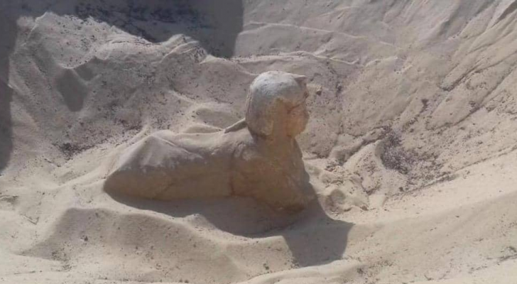 التمثال الملكي الذي عثر عليه بمصر