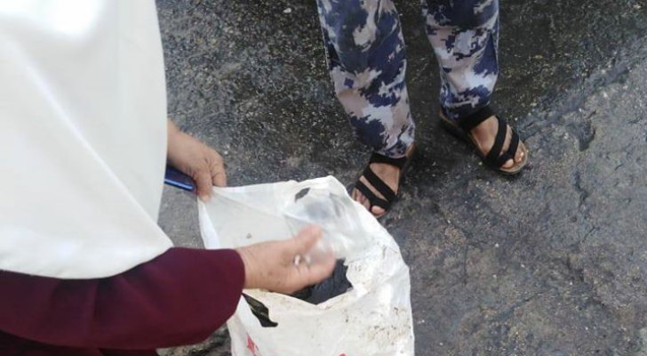 السيدة لدى عثورها على المبلغ المالي والاوراق