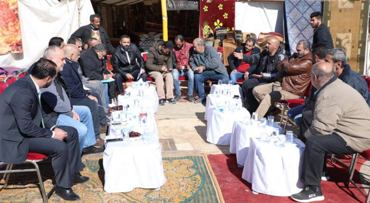 تجارة عمان تعاين أضرار محلات تقاطع مرج الحمام