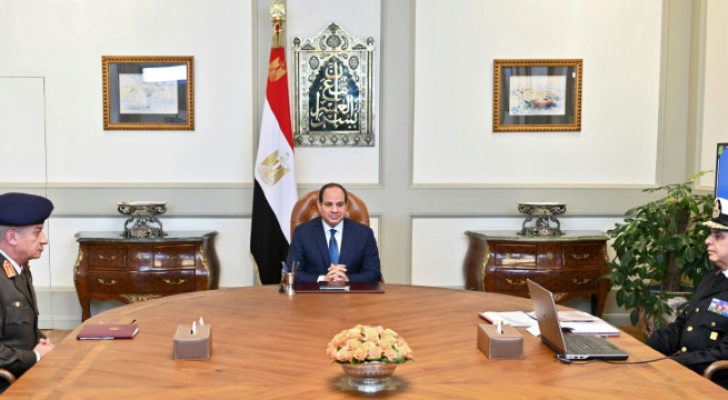 السيسي مع يجتمع مع وزير الدفاع والقائد البحري