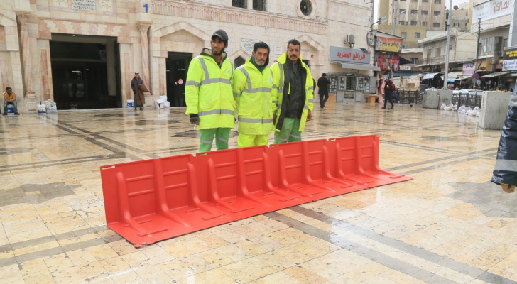 كوادر أمانة عمان تتعامل مع المنخفض الجوي