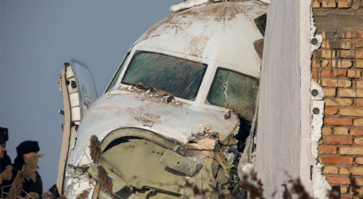 سقوط طائرة ركاب في كازاخستان بعد دقيقتين من إقلاعها.. صور