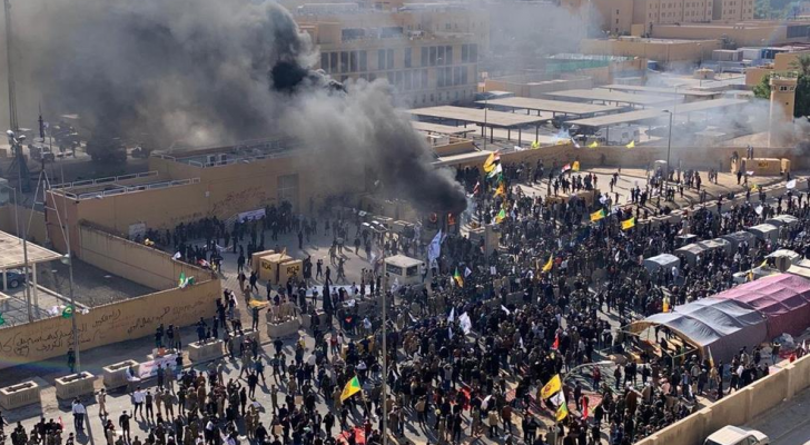محتجون يحرقون مرآب السفارة الأميركية ببغداد
