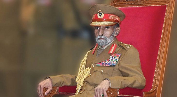 السلطان قابوس خلال عرض عسكري