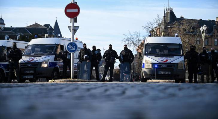 الشرطة الفرنسية تطلق النار على رجل يشهر سكيناً