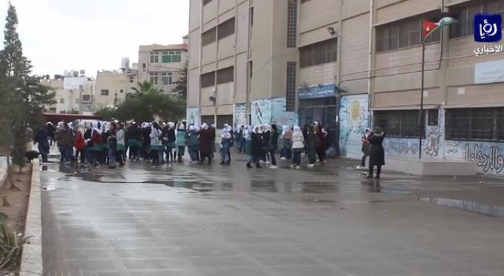 طالبات بمدرسة في الزرقاء يمتنعن عن دخول الغرف الصفية احتجاجا على تصرف بعض المعلمات.. فيديو