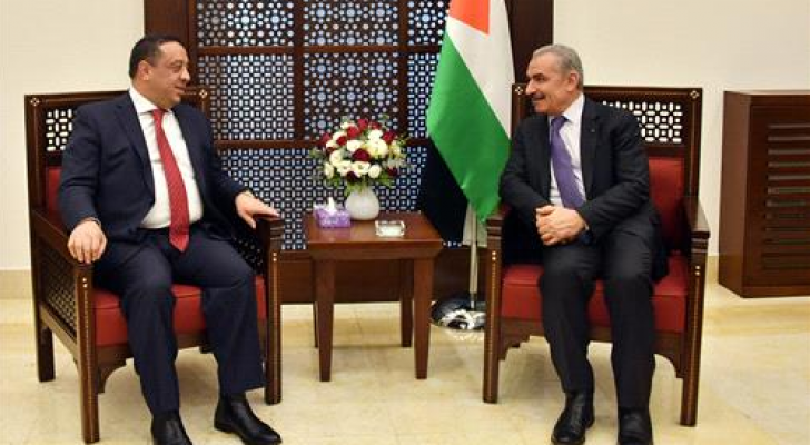 وزير الدولة لشؤون رئاسة الوزراء سامي الداوود ورئيس الوزراء الفلسطيني محمد اشتية