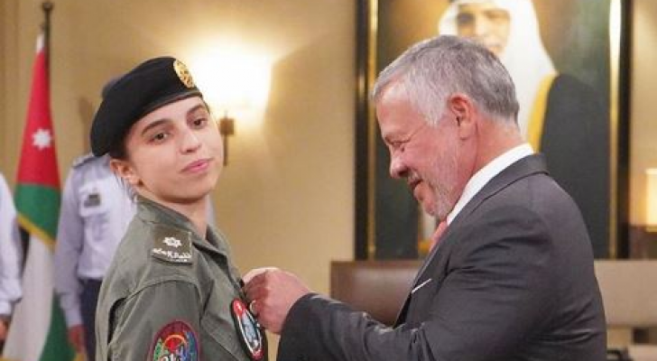 الملك يقلد الأميرة سلمى بنت عبدالله الثاني جناح الطيران