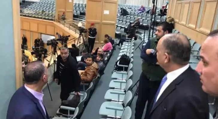 العضايلة يزور الصحفيين خلال جلسة النواب
