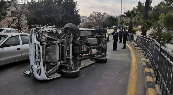 انقلاب باص صغير ما بعد اشارة المهاجرين