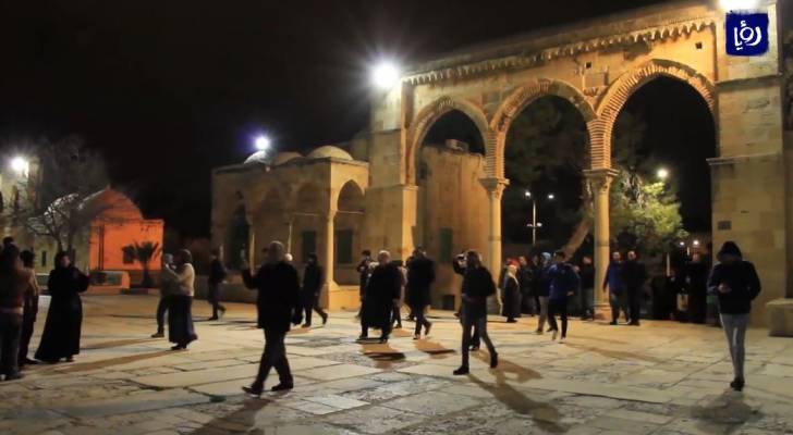 قوات الاحتلال تعتدي على المصلين بالمسجد الأقصى عقب انتهاء صلاة الفجر - فيديو