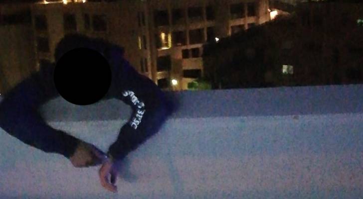 ثني شاب عن الانتحار من جسر عبدون - فيديو وصور