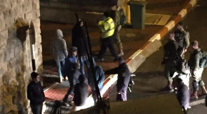 مستوطنون يهاجمون منازل المواطنين بالخليل