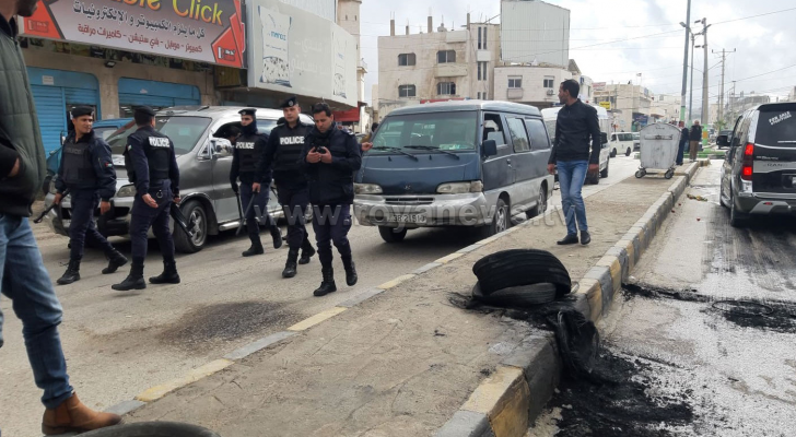 محتجون يغلقون الشارع الرئيسي بالإطارات المشتعلة في مؤتة