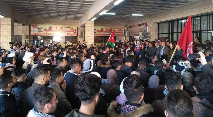 طلبة الجامعة الهاشمية ينظمون وقفة احتجاجية رفضا لـ "صفقة القرن".. صور