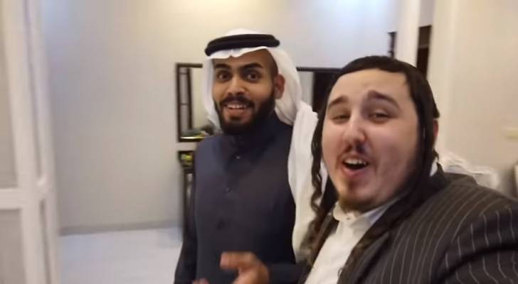 بالفيديو.. صحفي يهودي يؤدي أغنية سلام عبرية في قلب السعودية!