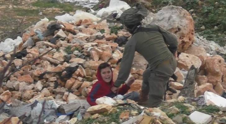 الاحتلال يعتقل طفلين من بيت أمر في الخليل