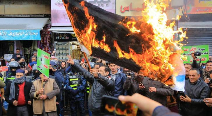 الأردنيون يصبون غضبهم على "فيسبوك" السفارة الأمريكية في عمّان