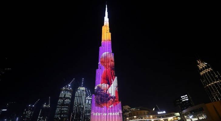 برج خليفة يخلد صورة أسطورة كرة السلة كوبي براينت وابنته