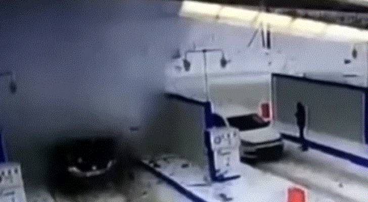 بالفيديو .. انفجار سيارة بعد لحظات من توقفها للتزود بالوقود في روسيا