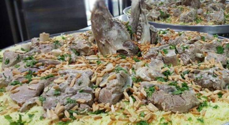 طبيب سعودي يحذر  من"فت" اللحم باليدين للضيوف أثناء تناول الطعام