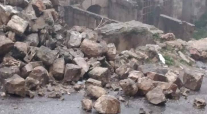 انهيار سور في ِشارع الكنائيس بعجلون بسبب الأمطار الغزيرة- صور