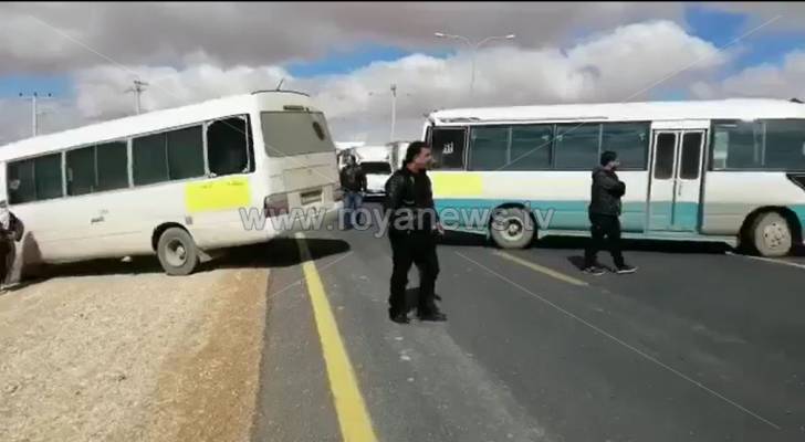 سائقو الحافلات العمومية في الكرك يغلقون الطريق الصحراوي