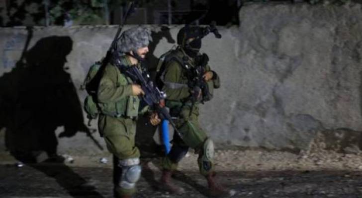 الاحتلال يعتقل 8 فلسطينيين من الضفة بينهم فتية
