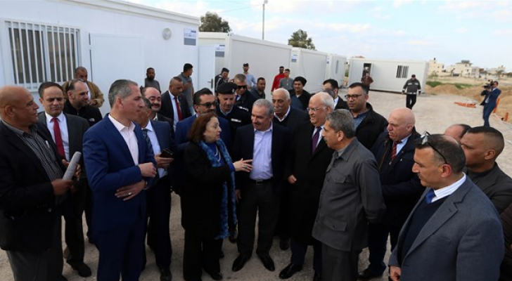 جولة اشتية في مركز الحجز الصحي