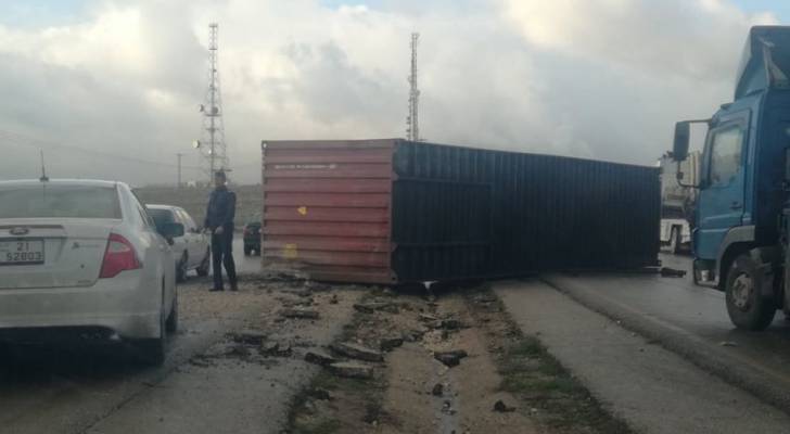 أزمة سير خانقة بعد تدهور تريلا على طريق المفرق - الزرقاء.. صور