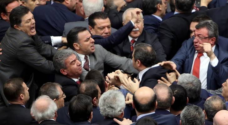 مشاجرة عنيفة داخل البرلمان التركي بسبب قتلى الجيش في سوريا  " فيديو"