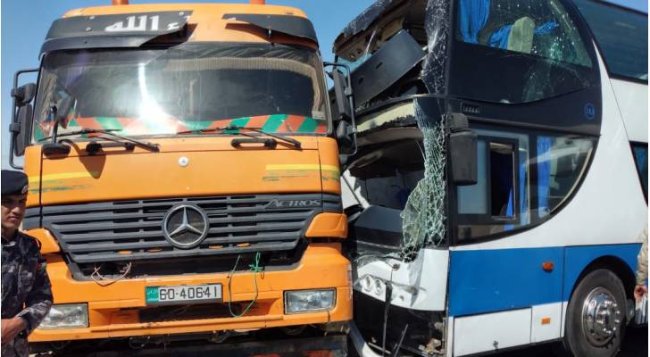 19 إصابة بتصادم قلاب وحافلة على الطريق الصحراوي - صور