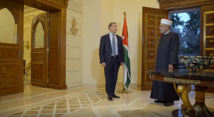 وزير الصحة ووزير الاوقاف يتبادلان السلام دون المصافحة خشية كورونا