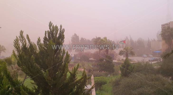 الأجواء المغبرة تجتاح العاصمة عمان ظهر الخميس - صورة